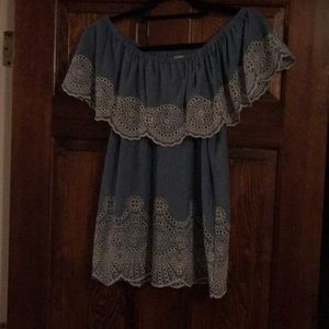 Ruffled top can be worn off your shoulders